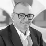Professional portrait of a man in a suit and glasses at Alpen Partners AG.