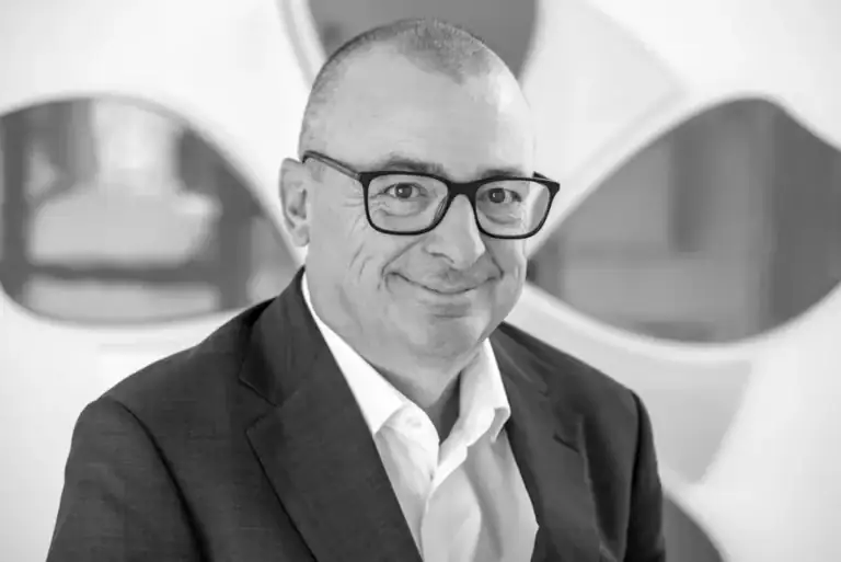 Professional portrait of a man in a suit and glasses at Alpen Partners AG.